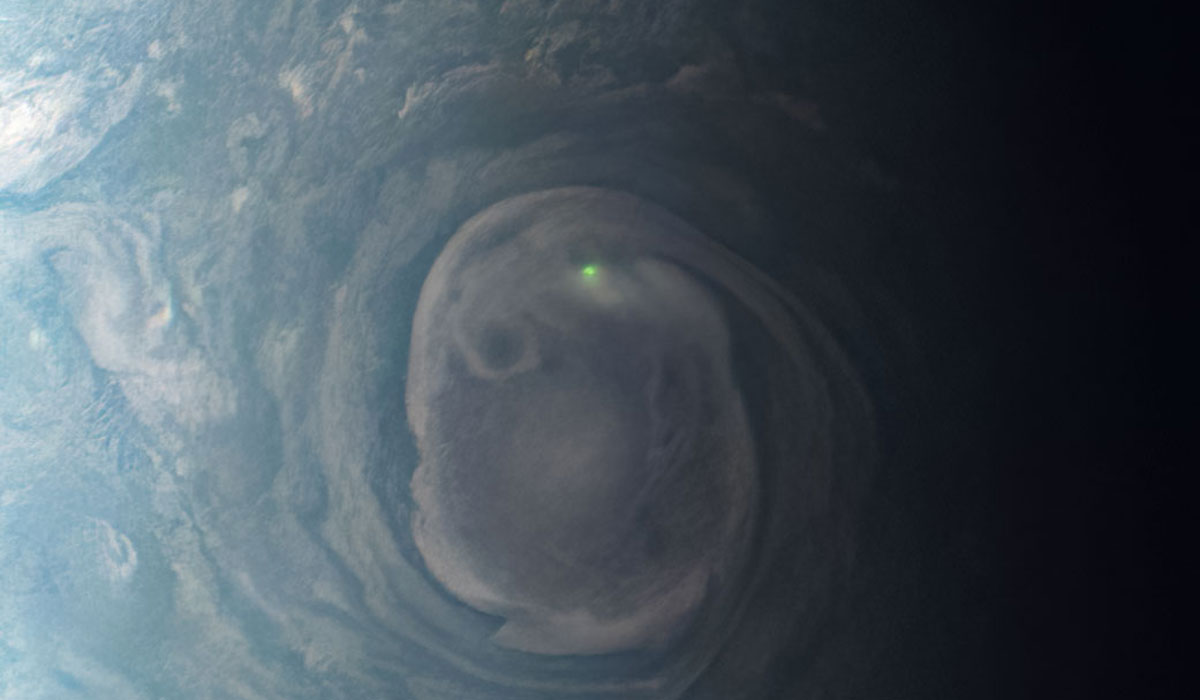 El punto verde y brillante captado por la sonda Juno.