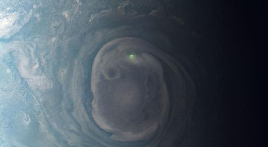 La NASA capta un misterioso punto verde brillando en Júpiter