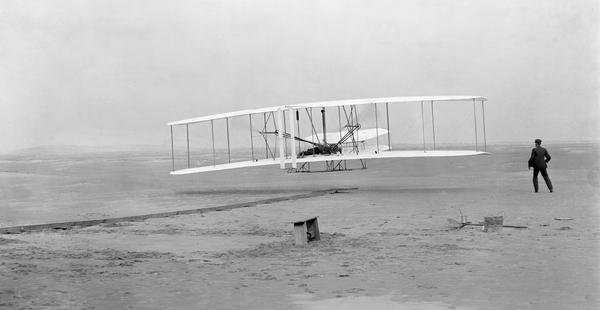 Los hermanos Wright patentan el aeroplano-0