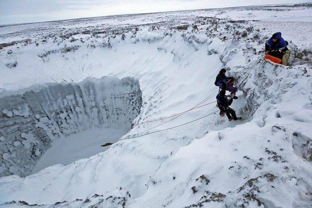 Inquietantes fotos y video del primer descenso de un equipo de científicos al interior del gigantesco cráter siberiano-0