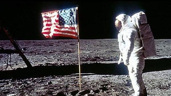 La piedra lunar que Armstrong obsequió a los Países Bajos es falsa: ¿nueva prueba que desmiente la llegada del hombre a la Luna?-0
