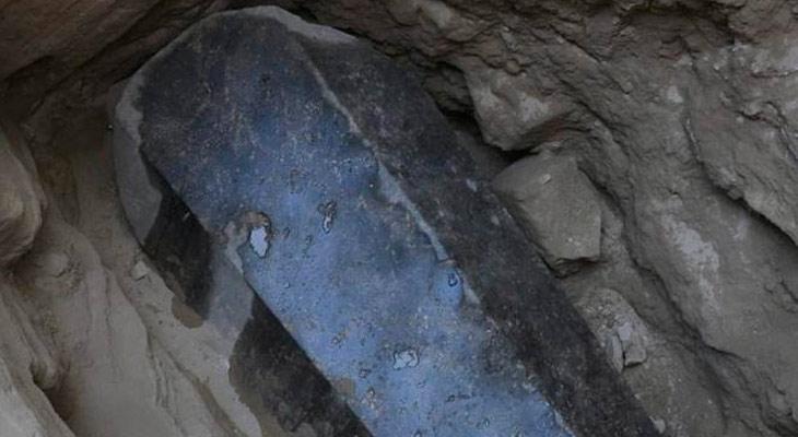 Enorme e intacto sarcófago de granito hallado en Egipto-0